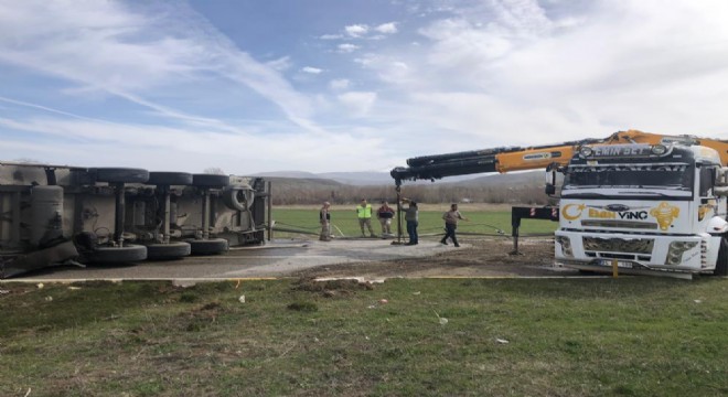 Erzincan - Erzurum karayolunda TIR devrildi: 2 yaralı